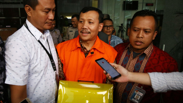 Sekretaris Daerah Jawa Barat Iwa Karniwa mengenakan rompi tahanan seusai menjalani pemeriksaan di Gedung KPK, Jakarta. Foto: ANTARA FOTO/Rivan Awal Lingga