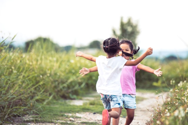 Ilustrasi anak berputar-putar. Foto: Shutterstock