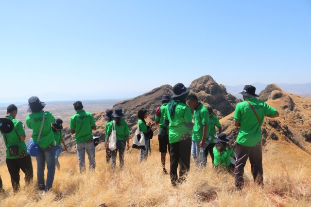 Pemandu wisata lokal di Bukit Wewerowet, Desa Nggolonio, Kecamatan Aesesa, Kabupaten Nagekeo. Foto: Arkadius Togo,florespedia/kumparan.com