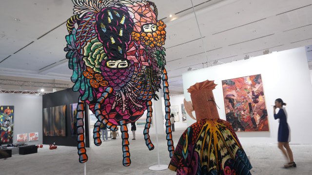 Pengunjung mengamati karya seni yang ditampilkan dalam pameran Art Jakarta 2019 di Jakarta Convention Center (JCC) Senayan, Jakarta. Foto: Fanny Kusumawardhani/kumparan