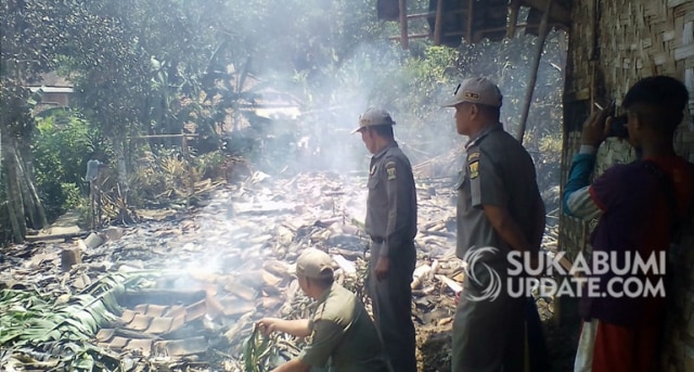 Puing-puing rumah di Kampung Tanjakanlengka RT 05/04, Desa Parakanlima, Kecamatan Cikembar, yang terbakar, Jumat (30/8/2018). | Sumber Foto:Ruslan AG.