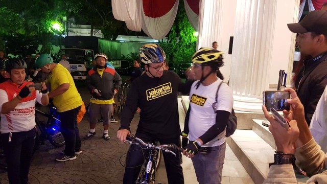 Gubernur DKI Jakarta Anies Baswedan mengikuti bersepeda bersama kominitas sepeda se-Jakarta dalam Jakarta Night Ride. Foto: Efira Tamara/kumparan