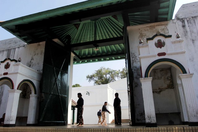 Abdi Dalem Keraton Yogyakarta bersiap membawa gunungan keluar dari keraton saat Grebeg Besar 1440 H di Keraton Yogyakarta. Foto: Irfan Adi Saputra/kumparan