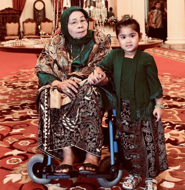 Eyang Habibah, AHY (NOT COVER)