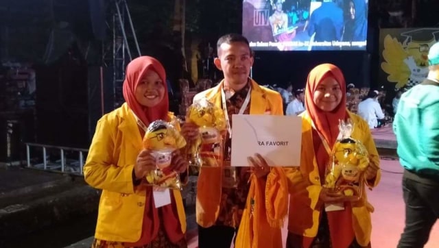 Ketiga mahasiswa Unkhair saat menerima penghargaan di Bali. Foto: Istimewa