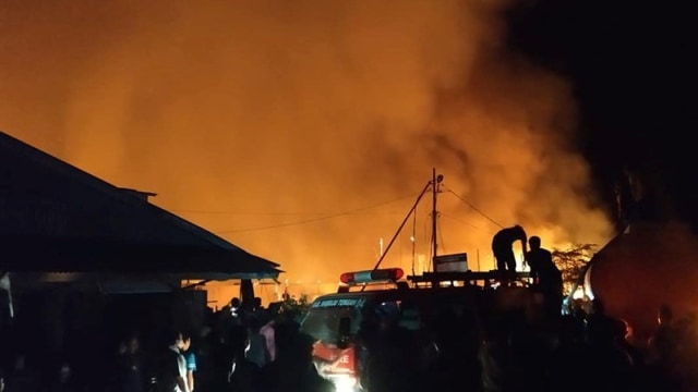 Pasar Topoyo di Kabupaten Mamuju Tengah, Sulawesi Barat, terbakar pada pukul 01.00 WITA. Foto: Dok. Istimewa
