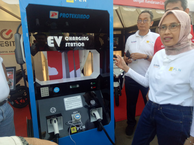 Plt Dirut PLN Sripeni Inten Cahyani di acara konvoi kendaraan listrik di Monas, Jakarta. Foto: Nicha Muslimawati/kumparan