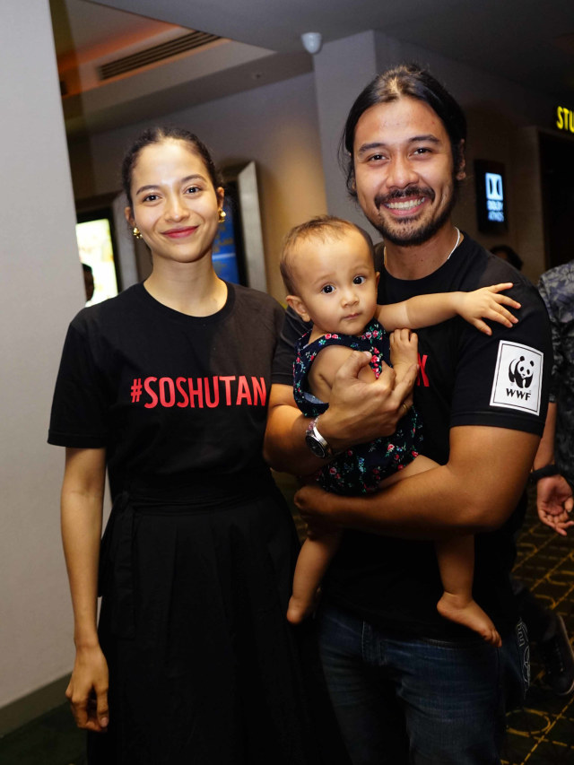 Aktor Chicco Jerikho (kiri) bersama Putri Marino saat hadir di konferensi pers "Selamatkan Hutan Selamatkan Masa Depan" di Plaza Indonesia, Jakarta, Jumat, (30/8). Foto: Ronny