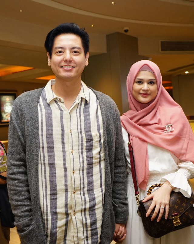 Artis Roger Danuarta bersama Cut Meyriska saat ditemui di Plaza Indonesia, Jakarta, Jumat, (30/8). Foto: Ronny