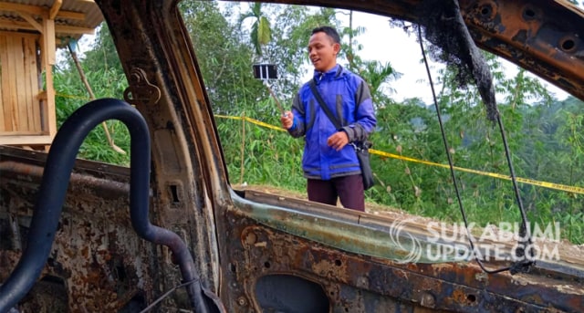 Vlogger asal Bojonggenteng, Rizky Fauzi Yasin (25 tahun) merekam seluruh bagian mobil di Kampung Bondol, Desa Pondokkaso Tengah, Kecamatan Cidahu, Kabupaten Sukabumi, Jumat (30/8/2019). | Sumber Foto:CRP 3