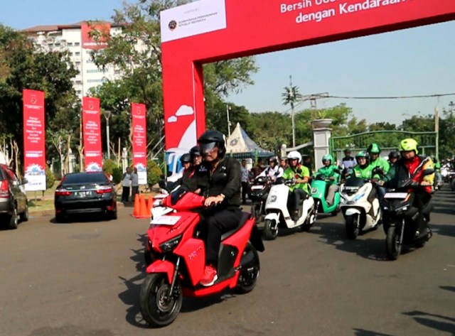 4 Menteri Jokowi melakukan konvoi kendaraan listrik di sekitaran Monas, Sabtu (31/8). Foto: Ghulam Muhammad Nayazri / kumparanOTO