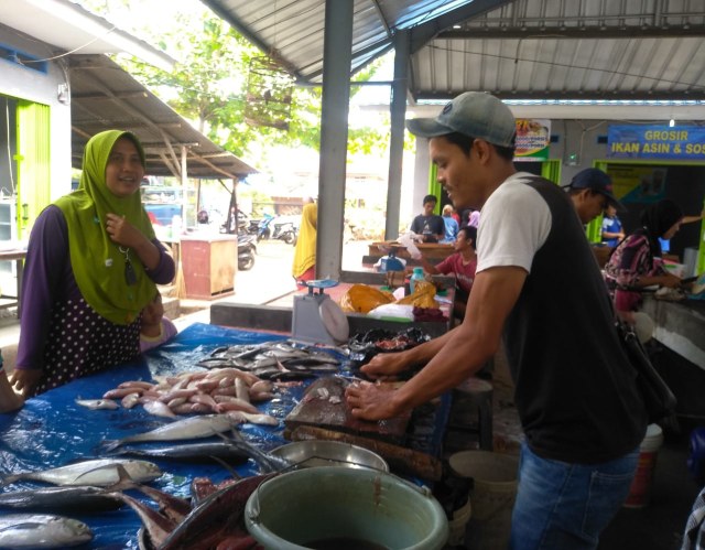 Suasana saat warga berbelanja ikan di pasar ikan korpri yang baru dibuka hari ini, Sabtu (31/8) di Jalan Ryacudu Jalur Dua Korpri | Foto : Rafika Restiningtias/ Lampung Geh