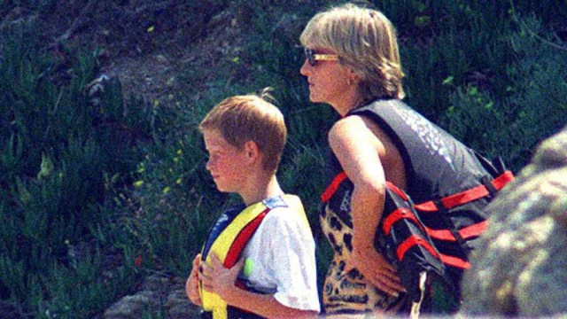 Putri Diana bersama putranya, Pangeran Harry saat berlibur di Saint Tropez, 1997. Foto: AFP/PATRICK HERTZOG