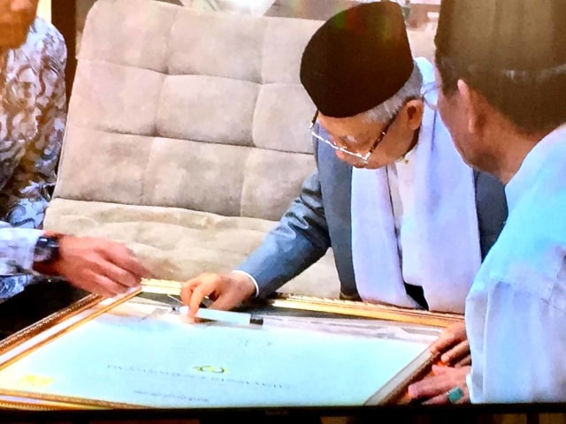 Wakil Presiden terpilih Ma’ruf Amin menandatangani Prasasti  Pembanguan Taman Miniatur 99 Masjid Dunia. Foto: Andesta Herli Wijaya/ kumparan