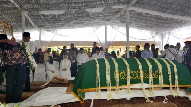 Video: SBY Beri Penghormatan Terakhir untuk Ibundanya (315809)