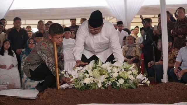 Presiden ke-6 RI Susilo Bambang Yudhoyono menabur bunga di atas makam almarhumah Siti Habibah di TPU Tanah Kusir, Jakarta. Foto: Jamal Ramadhan/kumparan