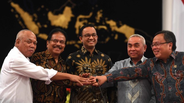 (Dari kiri) Menteri PUPR Basuki Hadimuljono, Menteri Agraria dan Tata Ruang/Badan Pertanahan Nasional (ATR/BPN) Sofyan Djalil, Gubernur DKI Jakarta Anies Baswedan, Gubernur Kaltim Isran Noor, dan Menteri Perencanaan Pembangunan Nasional (PPN) atau Kepala Bappenas Bambang Brodjonegoro, usai memberikan keterangan pers terkait rencana pemindahan Ibu Kota Negara di Istana Negara, Jakarta. Foto: ANTARA FOTO/Akbar Nugroho Gumay