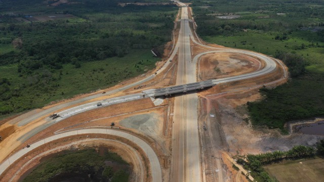 Foto aerial proyek pembangunan jalan Tol Balikpapan-Samarinda yang melintasi wilayah Samboja di Kutai Kartanegara, Kalimantan Timur. Foto: ANTARA FOTO/Akbar Nugroho Gumay