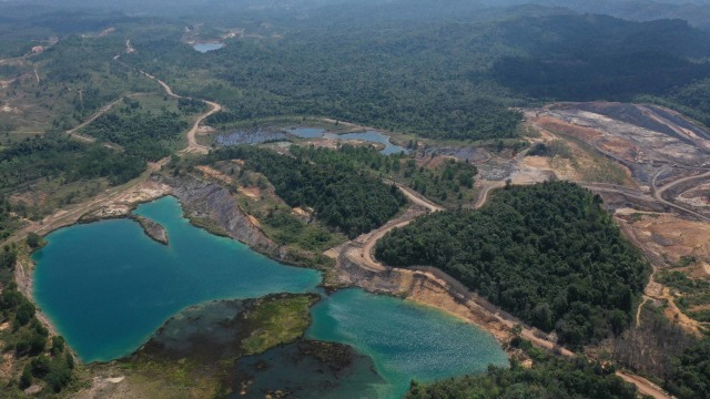 Foto aerial bekas tambang batu bara di Kecamatan Samboja, Kutai Kartanegara, Kalimantan Timur. Foto: ANTARA FOTO/Akbar Nugroho Gumay