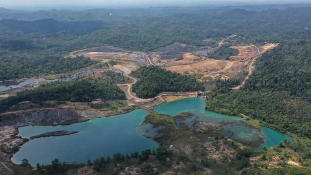 Foto aerial bekas tambang batu bara di Kecamatan Samboja, Kutai Kartanegara, Kalimantan Timur. Foto: ANTARA FOTO/Akbar Nugroho Gumay