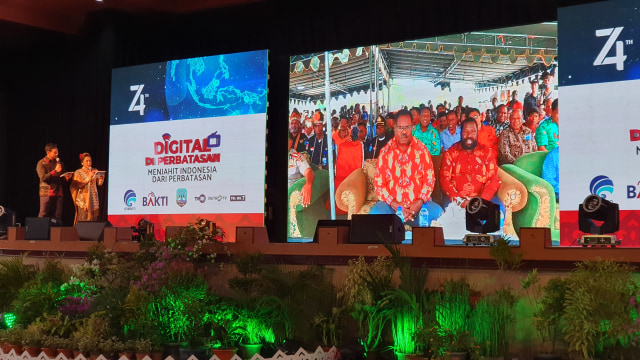 Rudiantara Uji Palapa Ring Timur: Video Call Bupati Asmat di Papua (41808)