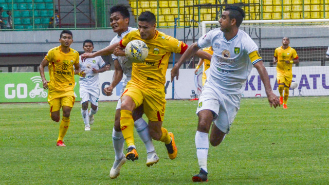 Pemain Bhayangkara Fc Ramiro (tengah) dijaga pemain belakang Persebaya Dutra (kanan) pada lanjutan liga 1 di Stadion Patriot Chandrabahaga, Bekasi, Jawa Barat. Foto: ANTARA FOTO/Fakhri Hermansyah