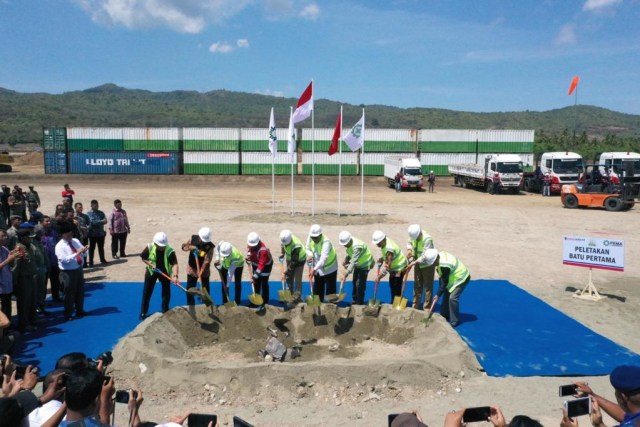 Peletakan batu pertama pembangunan sebuah gudang di KIA Ladong. Foto: Abdul Hadi/acehkini