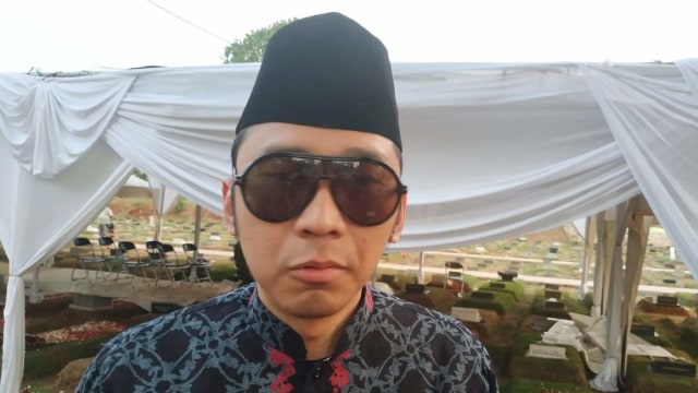 Baru Tiba dari Kairo, Ibas Ziarah ke Makam Eyangnya di TPU Tanah Kusir (20181)