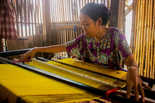 Kain sutra Mandar merupakan salah satu kain khas asal Sulawesi Barat yang masih diproduksi secara tradisional. Foto: Dok. Agung D 