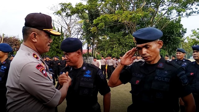 Wakapolda Sumbar, Brigjen Pol Damisnur, melepas keberangkatan personel Brimob untuk ditugaskan ke Papua (Foto: Irwanda/Langkan.id)
