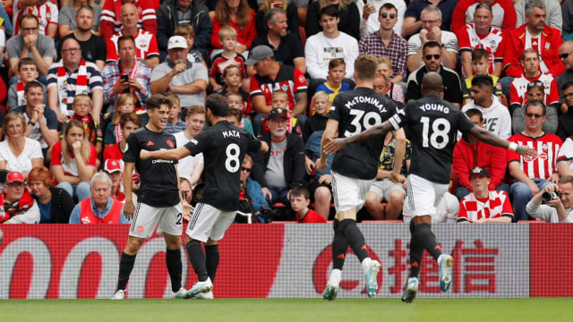 Para pemain Manchester United merayakan gol Daniel James ke gawang Southampton. Foto: Reuters/John Sibley