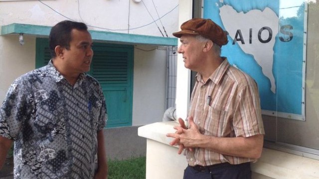 Saiful Mahdi (kiri) dosen Unsyiah Banda Aceh saat menerima kunjungan Professor Paul Komoseoff dari Monash University ke ICAIOS, Banda Aceh. Foto: Dok. ICAIOS