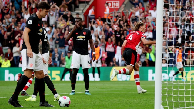 Ekspresi kekecewaan Paul Pogba dan Harry Maguire usai gawang Manchester United dibobol pemain Southampton. Foto: REUTERS/Hannah Mckay