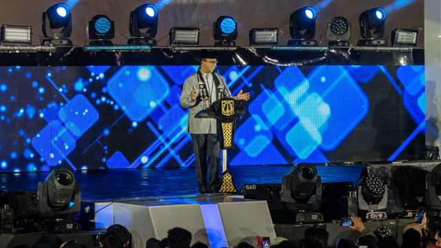 Gubernur DKI Jakarta Anies Baswedan memberikan sambutan dalam Jakarta Muharram Festival di Bundaran HI, Jakarta. Foto: ANTARA FOTO/Aprillio Akbar