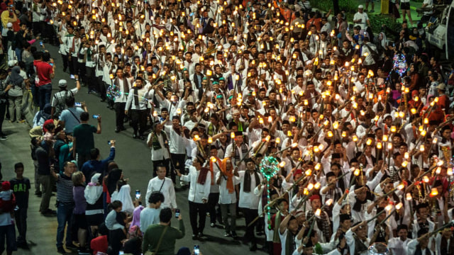 Sejumlah warga dengan membawa obor elektrik mengikuti Jakarta Muharram Festival di Jalan MH Thamrin, Jakarta. Foto: ANTARA FOTO/Aprillio Akbar