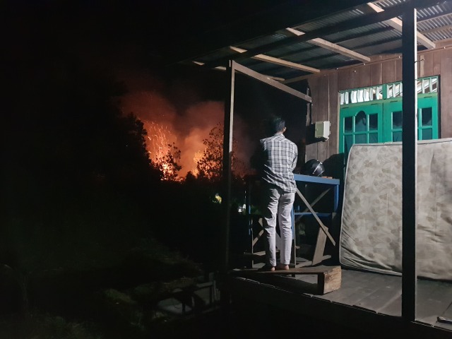 Api kebakaran lahan mulai mendekati rumah warga RT.1i, Kelurahan Baru, Pangkalan Bun. (Foto: Joko Hardyono)