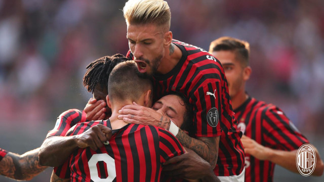 Para pemain AC Milan merayakan gol Hakan Calhanoglu di pertemuan pertama kontra Brescia di Serie A 2019/20. Foto: Dok. AC Milan