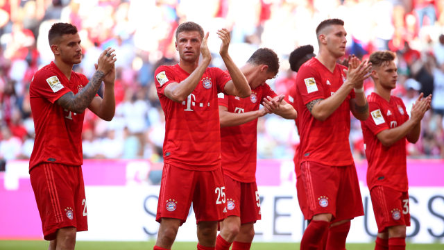 Para pemain Bayern Muenchen merayakan kemenangan. Foto: REUTERS/Michael Dalder