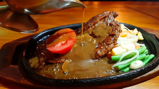 Steak tenderloin dengan mushroom sauce di Pasadena, Bandung (1). Foto @ourfoodiaries 