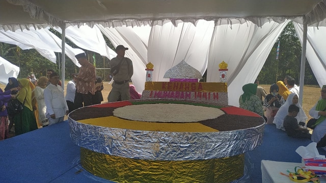 Kue bolu raksasa, pecahkan rekor muri menyambut 1 muharam di Bangka.