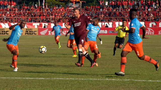 Laga PSM Makassar vs Perseru Serui.  (Foto:  ANTARA FOTO/Abriawan Abhe/kye/18)
