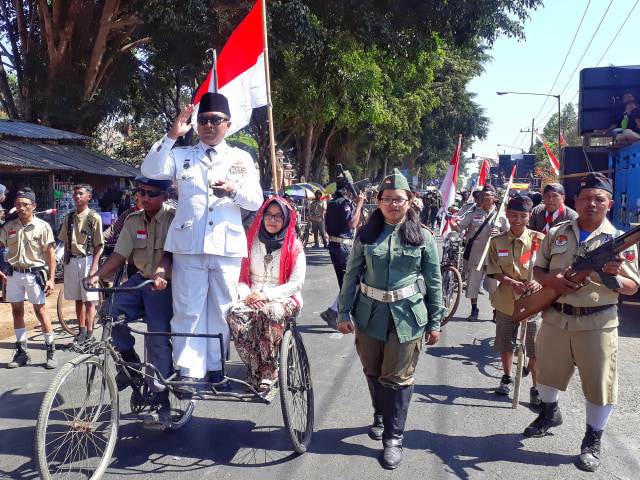 ﻿﻿ALA BUNG KARNO: Aksi salah satu peserta pawai Pesona Gondanglegi, minggu (1/9/2019). 