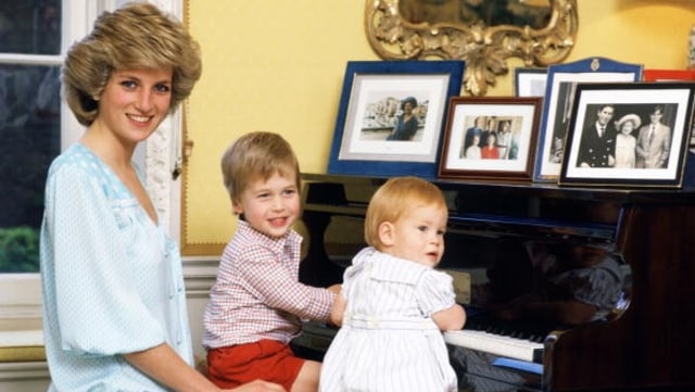 Putri Diana bersama putranya, Pangeran William dan Pangeran Harry, di Istana Kensington. Foto: Getty Images/Tim Graham