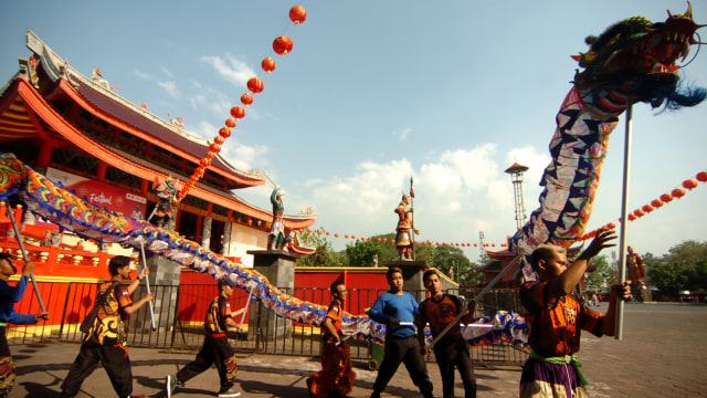Sejumlah warga memainkan ular naga di Klenteng Sam Poo Kong, Semarang, Jawa Tengah, Minggu (4/8). Foto: ANTARA FOTO/Oky Lukmansyah