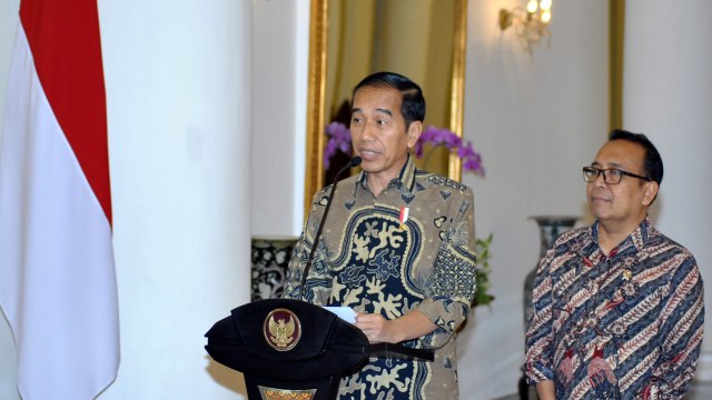 Presiden Joko Widodo (kiri) didampingi Menteri Sekretaris Negara Pratikno (kanan) memberikan keterangan kepada awak media di Istana Kepresidenan Bogor, Jawa Barat, Kamis (22/8). Foto: ANTARA FOTO/Arif Firmansyah