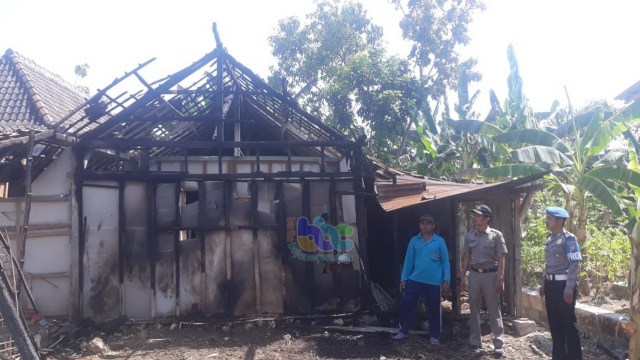 Petugas saat lakukan Olah TKP kebakaran dapur milik Ngatijo, warga Desa Bandungrejo Kecamatan Ngasem Kabupaten Bojonegoro, Minggu (01/09/2019) 