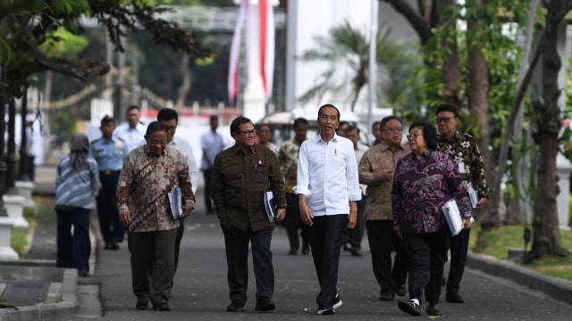 Presiden Joko Widodo (kedua kanan) berbincang dengan Menko Perekonomian Darmin Nasution (kiri), Seskab Pramono Anung (kedua kiri) dan Menteri LHK Siti Nurbaya di Kompleks Istana Kepresidenan. Foto: ANTARA FOTO/Wahyu Putro A