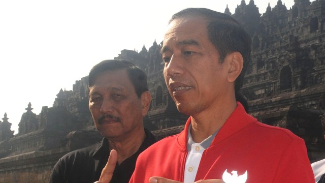 Presiden Joko Widodo (kanan) didampingi Menko Maritim Luhut Binsar Panjaitan (kiri) menjawab pertanyaan dari wartawan seusai mengunjungi Candi Borobudur di Magelang, Jawa Tengah. Foto: ANTARA FOTO/Aloysius Jarot Nugroho