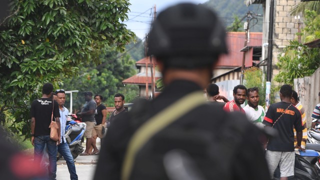 Pengamanan pascaunjuk rasa warga Papua, Personil Brimob berjaga di sekitar Asrama Mahasiswa Nayak Abepura di Kota Jayapura