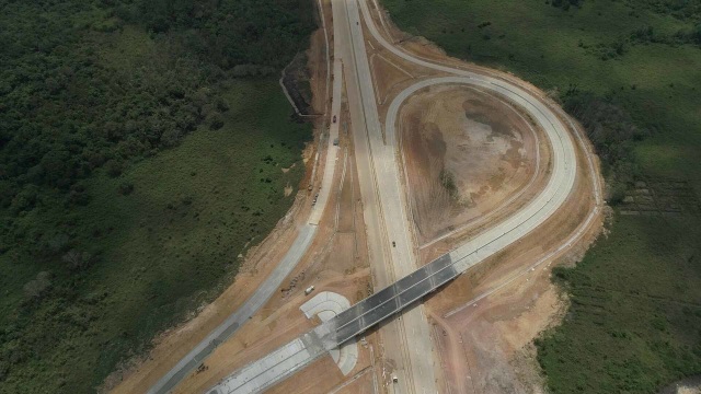 Potret udara proyek pembangunan jalan Tol Balikpapan-Samarinda yang melintasi wilayah Samboja di Kutai Kartanegara, Kalimantan Timur. Foto: Faiz Zulfikar/kumparan